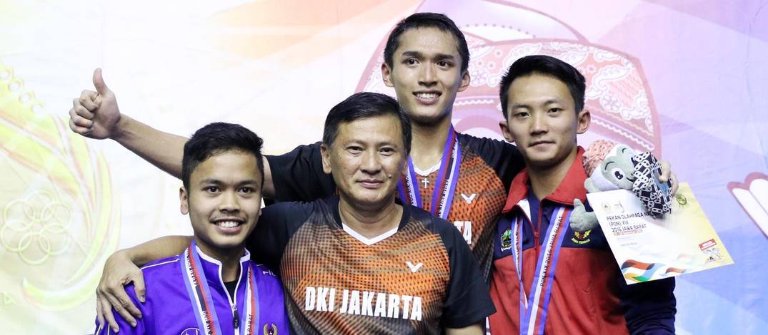 Hendry Saputra bersama tunggal putra Indonesia.