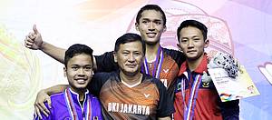 Hendry Saputra bersama tunggal putra Indonesia.
