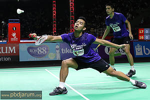 Yeremia Erich Yoche Yacob/Pramudya Kusumawardana Riyanto (Indonesia) mengembalikan shuttlecock.