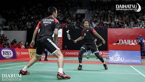 Hendra Setiawan/Mohammad Ahsan (Indonesia) menghadang serangan.