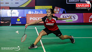 Irdina Naurah Mirza (PB Djarum Kudus) menyambut pengembalian.