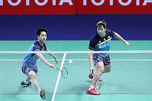 Kevin Sanjaya Sukamuljo/Marcus Fernaldi Gideon (Indonesia) bersiap menyambut pengembalian.