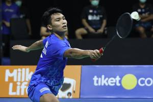 Karono (Tim Rajawali) mengembalikan shuttlecock.