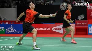 Zheng Si Wei/Huang Ya Qiong (Tiongkok) mengembalikan shuttlecock.