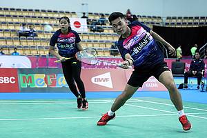 Leo Rolly Carnando/Indah Cahya Sari Jamil (Indonesia) menghadang serangan.