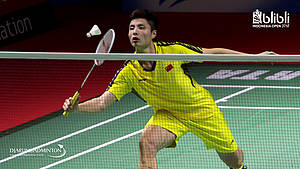 Shi Yuqi (Tiongkok) mengembalikan shuttlecock.