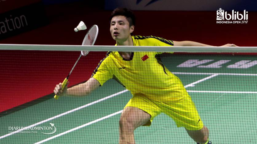 Shi Yuqi (Tiongkok) mengembalikan shuttlecock.