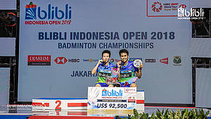 Tontowi Ahmad/Liliyana Natsir di podium juara Blibli Indonesia Open 2018.