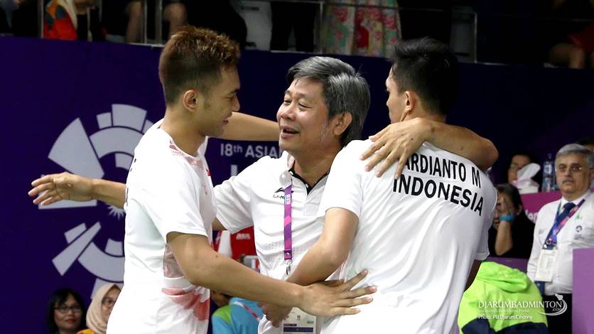 Herry Iman Pierngadi (tengah) saat memberikan selamat kepada Fajar Alfian/Muhammad Rian Ardianto.