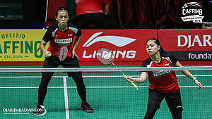 Febriana Dwipuji Kusuma/Indah Cahya Sari Jamil (PB Djarum Kudus) mengembalikan shuttlecock.