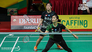 Yulfira Barkah/Agatha Imanuela (Indonesia) menyambut pengembalian.