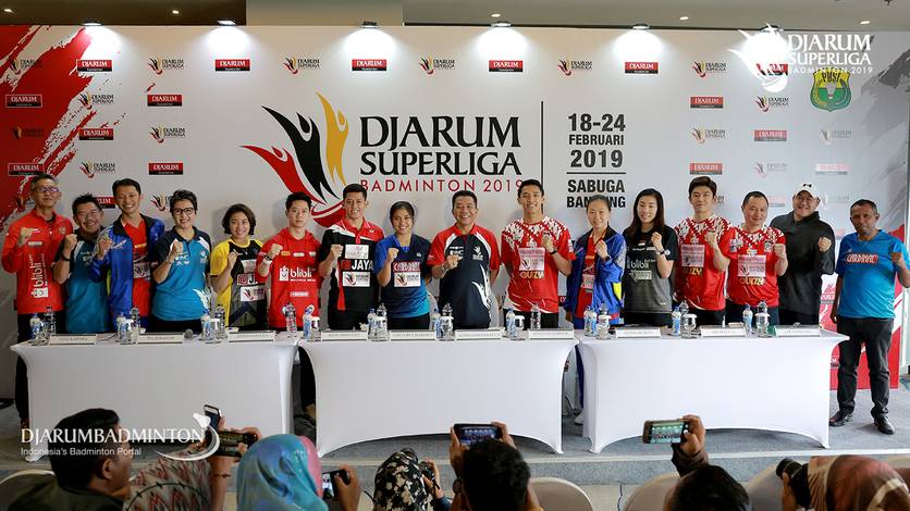 Sejumlah pebulutangkis top dunia dan jajaran manajer klub berfoto bersama usai konfrensi pers.