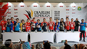 Sejumlah pebulutangkis top dunia dan jajaran manajer klub berfoto bersama usai konfrensi pers.