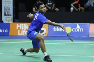 Karono (Tim Rajawali) mengembalikan shuttlecock.