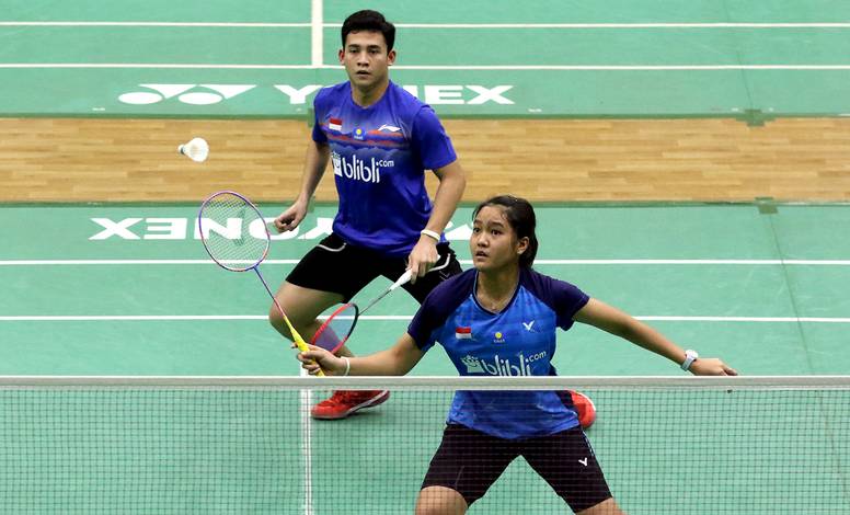 Dwiki Rafian Restu/Nita Violina Marwah (Indonesia) bersiap menyambut pengembalian.