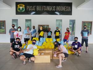 Atlet Pelatnas sumbangkan sembako untuk masyarakat yang membutuhkan.