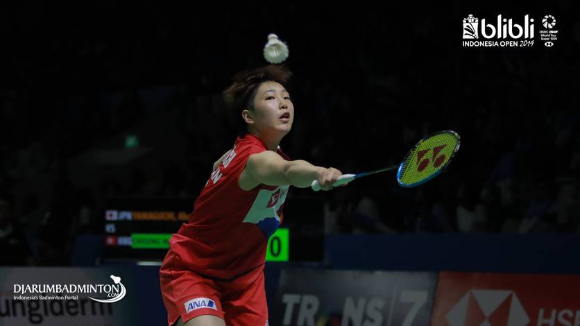 Akane Yamaguchi (Jepang) menghadang serangan.