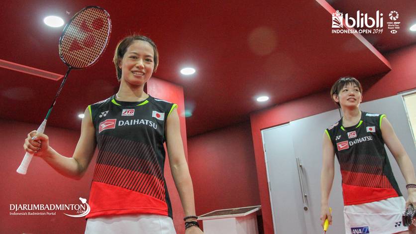 Yuki Fukushima/Sayaka Hirota (Jepang) saat bersiap tampil di ajang Blibli Indonesia Open 2019 BWF World Tour Super 1000.