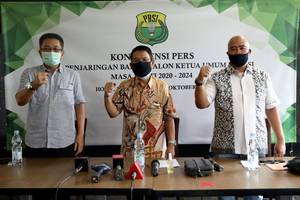 [Dari kiri] - Sekretaris Jenderal PP PBSI, Achmad Budiharto, Ketua Tim Penjaringan Bakal Calon Ketua Umum PP PBSI, Edi Sukarno dan Sekretaris Tim Penjaringan Bakal Calon Ketua Umum PP PBSI, Topan Indrakarsa berfoto bersama usai konfrensi pers.