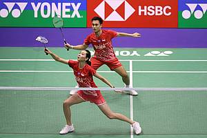 Hafiz Faizal/Gloria Emanuelle Widjaja (Indonesia) mengembalikan shuttlecock.
