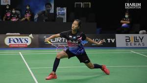 Putri Kusuma Wardani (Indonesia) menyambut pengembalian.