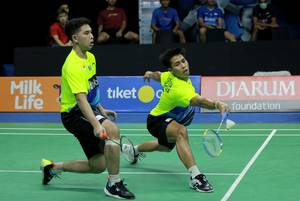 M. Reza Pahlevi Isfahani/Sabar Karyaman Gutama (Tim Banteng) menyambut pengembalian.