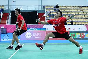 Leo Rolly Carnando/Daniel Marthin (Indonesia) bersiap menyambut pengembalian.