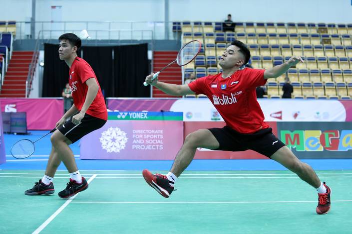 Leo Rolly Carnando/Daniel Marthin (Indonesia) bersiap menyambut pengembalian.