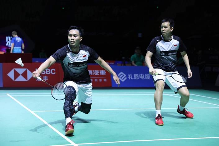Hendra Setiawan/Mohammad Ahsan (Indonesia) menyambut pengembalian.