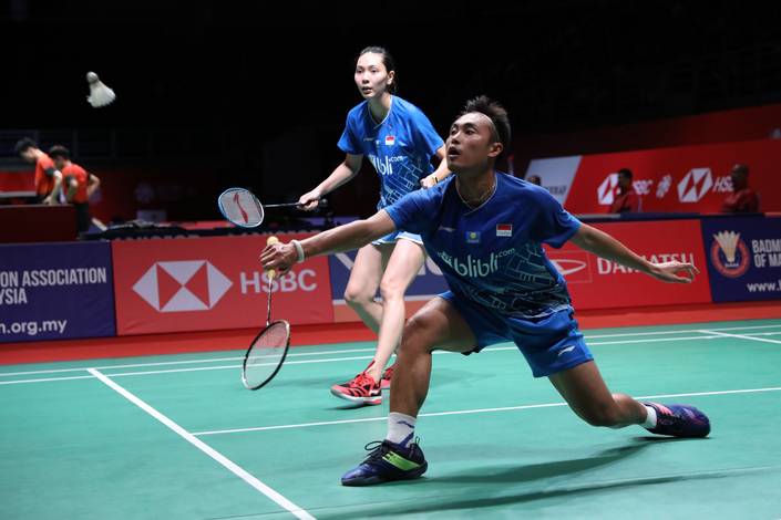 Hafiz Faizal/Gloria Emanuelle Widjaja (Indonesia) mengembalikan shuttlecock. (Foto: PP PBSI)