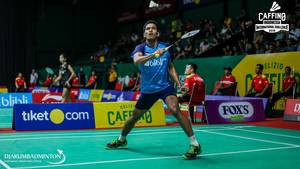 Chico Aura Dwi Wardoyo (Indonesia) bersiap menghadang serangan.