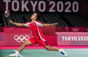 Anthony Sinisuka Ginting (Indonesia) mengembalikan shuttlecock. (Foto: BADMINTONPHOTO - Shi Tang)