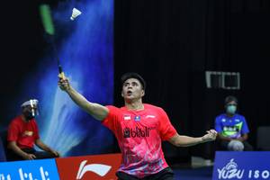 Ikhsan Leonardo Imanuel Rumbay (Tim Garuda) mengembalikan shuttlecock.