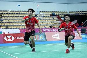 Leo Rolly Carnando/Daniel Marthin (Indonesia) bersiap menyambut pengembalian.