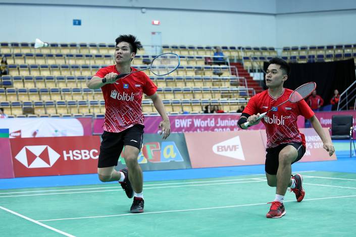 Leo Rolly Carnando/Daniel Marthin (Indonesia) bersiap menyambut pengembalian.