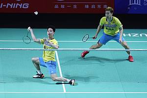 Kevin Sanjaya Sukamuljo/Marcus Fernaldi Gideon (Indonesia) bersiap menghadang pengembalian.
