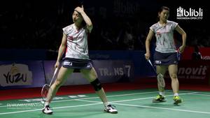 Ekspresi kekecewaan Ayaka Takahashi/Misaki Matsutomo (Jepang).