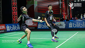 Kenas Adi Haryanto/Rian Agung Saputro (Indonesia) bersiap menyambut pengembalian.