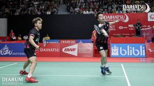 Kevin Sanjaya Sukamuljo/Marcus Fernaldi Gideon (Indonesia) mengembalikan shuttlecock.