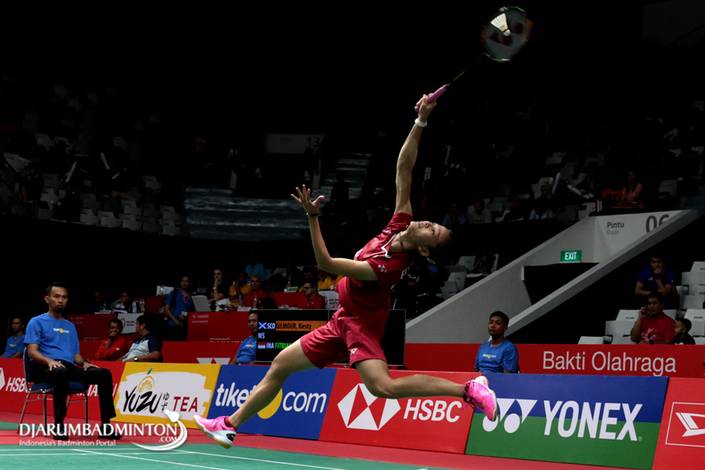 Fitriani mengembalikan shuttlecock.