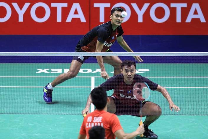 Bagas Maulana/Muhammad Shohibul Fikri (Indonesia) mengembalikan shuttlecock.