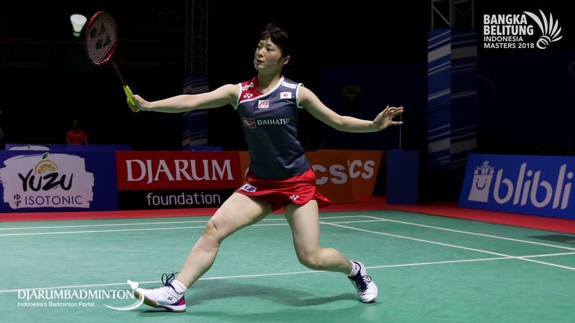 Minatsu Mitani (JPN) mengembalikan shuttlecock.