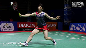 Minatsu Mitani (JPN) mengembalikan shuttlecock.