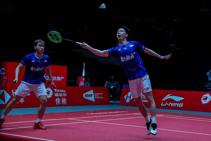 Kevin Sanjaya Sukamuljo/Marcus Fernaldi Gideon (Indonesia) bersiap menyambut pengembalian.