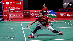 Hendra Setiawan/Mohammad Ahsan (Indonesia) bersiap mengembalikan shuttlecock.