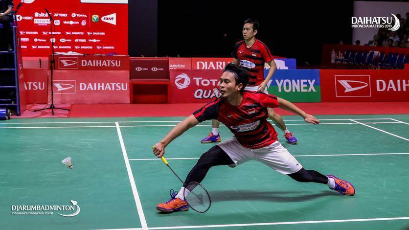 Hendra Setiawan/Mohammad Ahsan (Indonesia) bersiap mengembalikan shuttlecock.