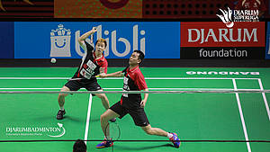 Hendra Setiawan/Marcus Fernaldi Gideon (Jaya Raya) mengembalikan shuttlecock.