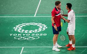Tunggal putra Denmark, Viktor Axelsen (kiri) dan Chen Long (Tiongkok) saling memperlihatkan sikap sportivitas usai bertanding. (Foto: BADMINTONPHOTO - Shi Tang)