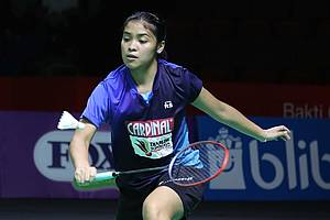 Gregoria Mariska Tunjung (PB Mutiara Cardinal) bersiap menghadang pengembalian.