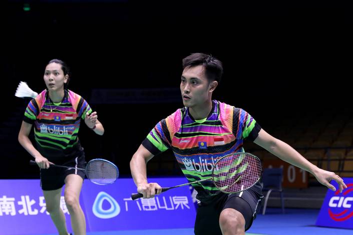 Hafiz Faisal/Gloria Emanuelle Widjaja (Indonesia) bersiap menyambut pengembalian.